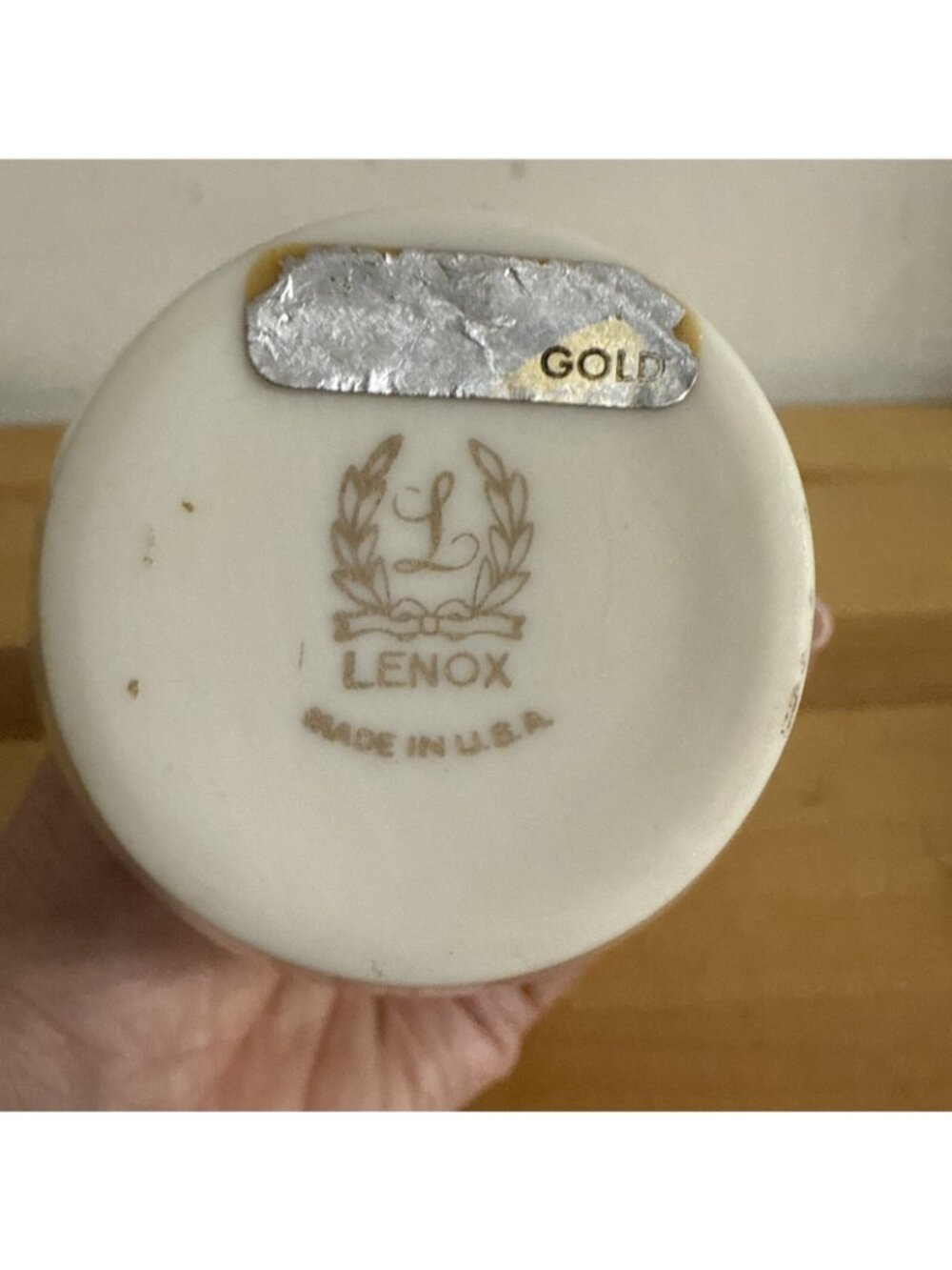 Lenox Sleek Modern Pitcher LENOX, USA Gold Trim White Handle & Interior - Picture 4 of 4